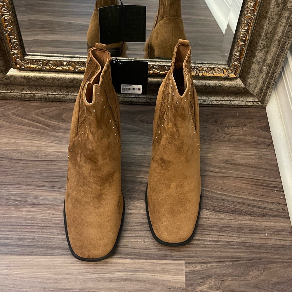 Forever 21 woman’s dark brown suede boots. size 9